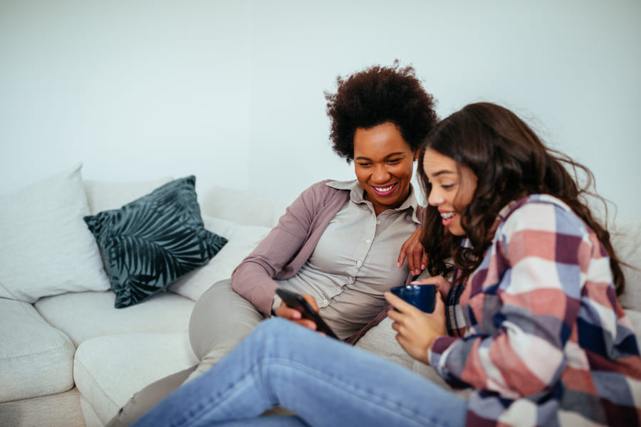 duas mulheres fazendo pesquisa para realizar suas compras no Paraguai
