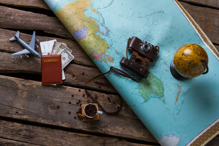 mapa mundi com passaporte e camera fotografica